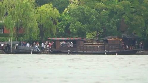 國慶首日嘉興南湖景區游客激增，超萬人次登島游覽，景區管理有序應對