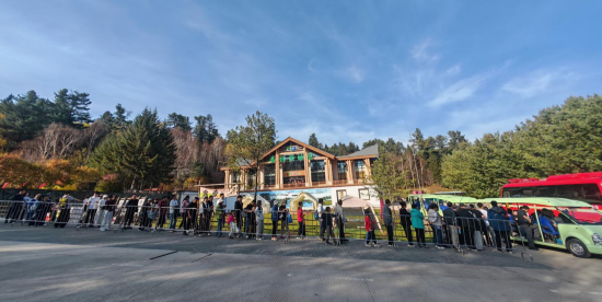 五營紅松林海喜迎雙節(jié) 游客量創(chuàng)新高 景區(qū)管理保駕護(hù)航